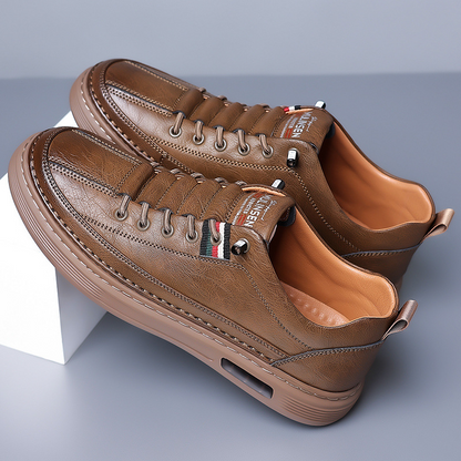 Classic men's casual low-top sneakers, offering stylish comfort for daily wear and walking.