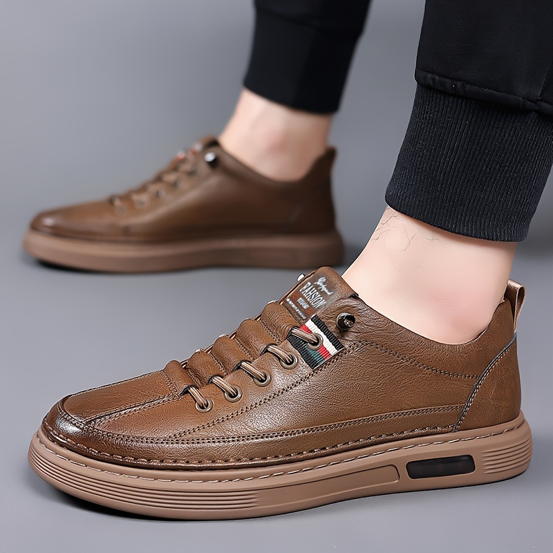 Versatile men's lace-up low-top sneakers, great for casual outfits and comfortable everyday walking.