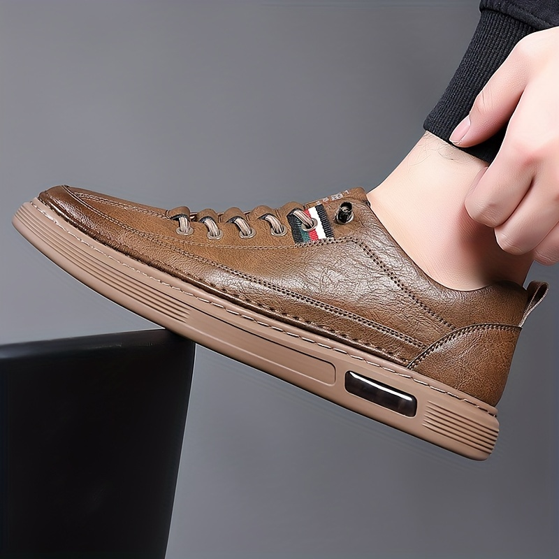 Modern men's low-top casual shoes, a stylish and comfortable footwear choice for everyday fashion.