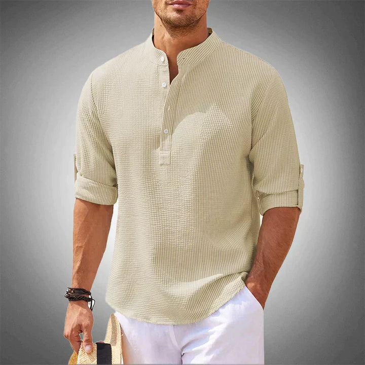 Breathable men's summer shirt with short sleeves, ensuring lightweight comfort for vacation and warm days. Casual style.