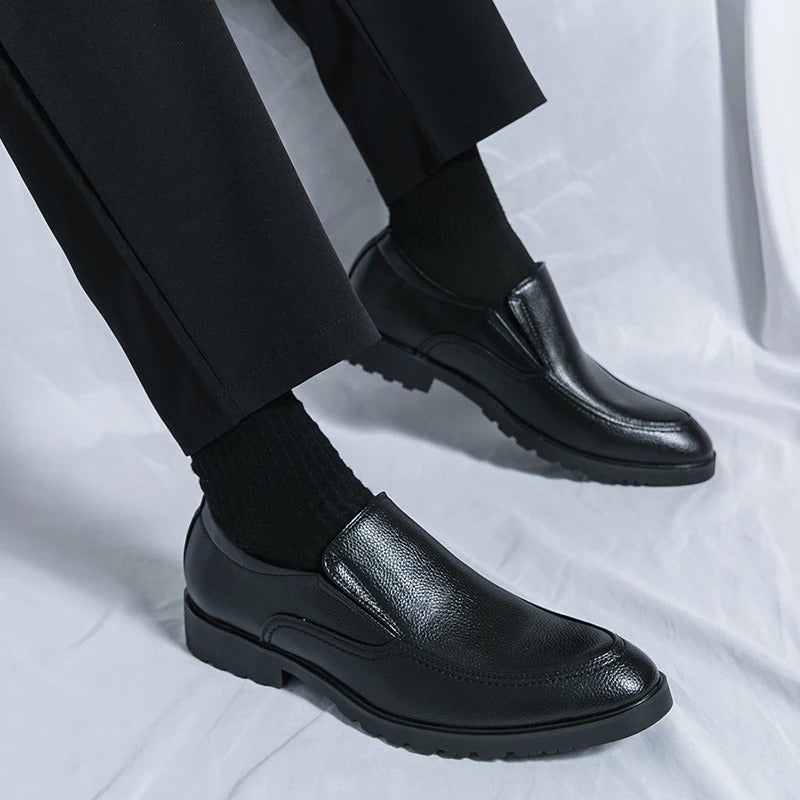 Lightweight men's casual slip-on loafers, ensuring comfort and style for various occasions.