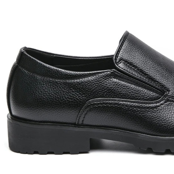Trendy men's slip-on loafers, merging casual appeal with comfort and versatile style.