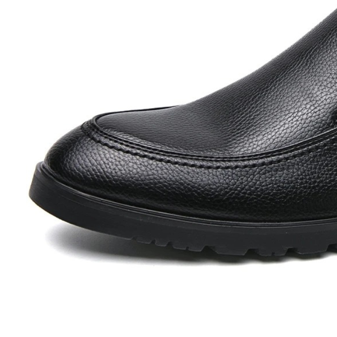 High-quality men's casual slip-on loafers, offering comfort and enduring style for men.