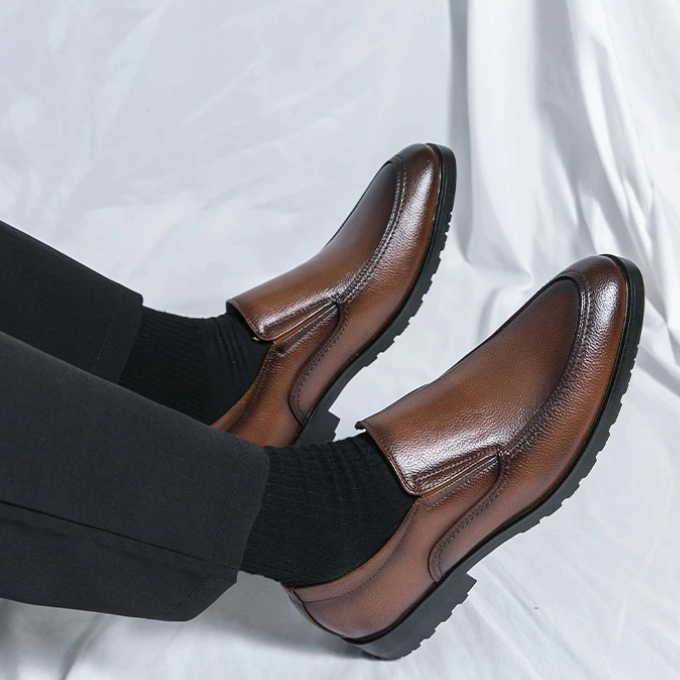 Versatile men's slip-on loafers, blending casual style with dress shoe comfort & elegance.