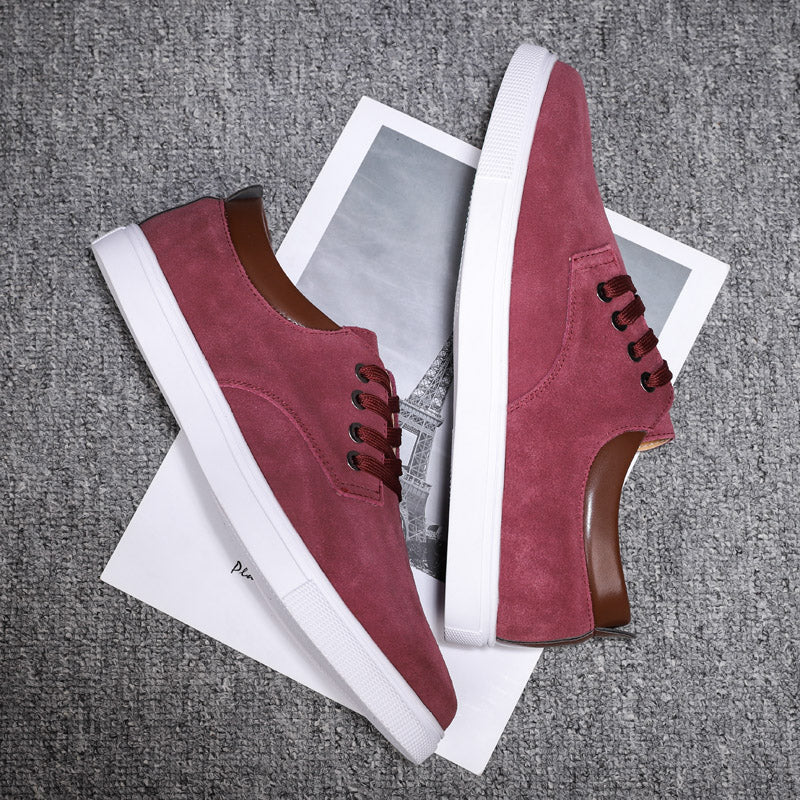 Close-up of men's casual sneakers, highlighting durable material & comfortable design for everyday footwear.