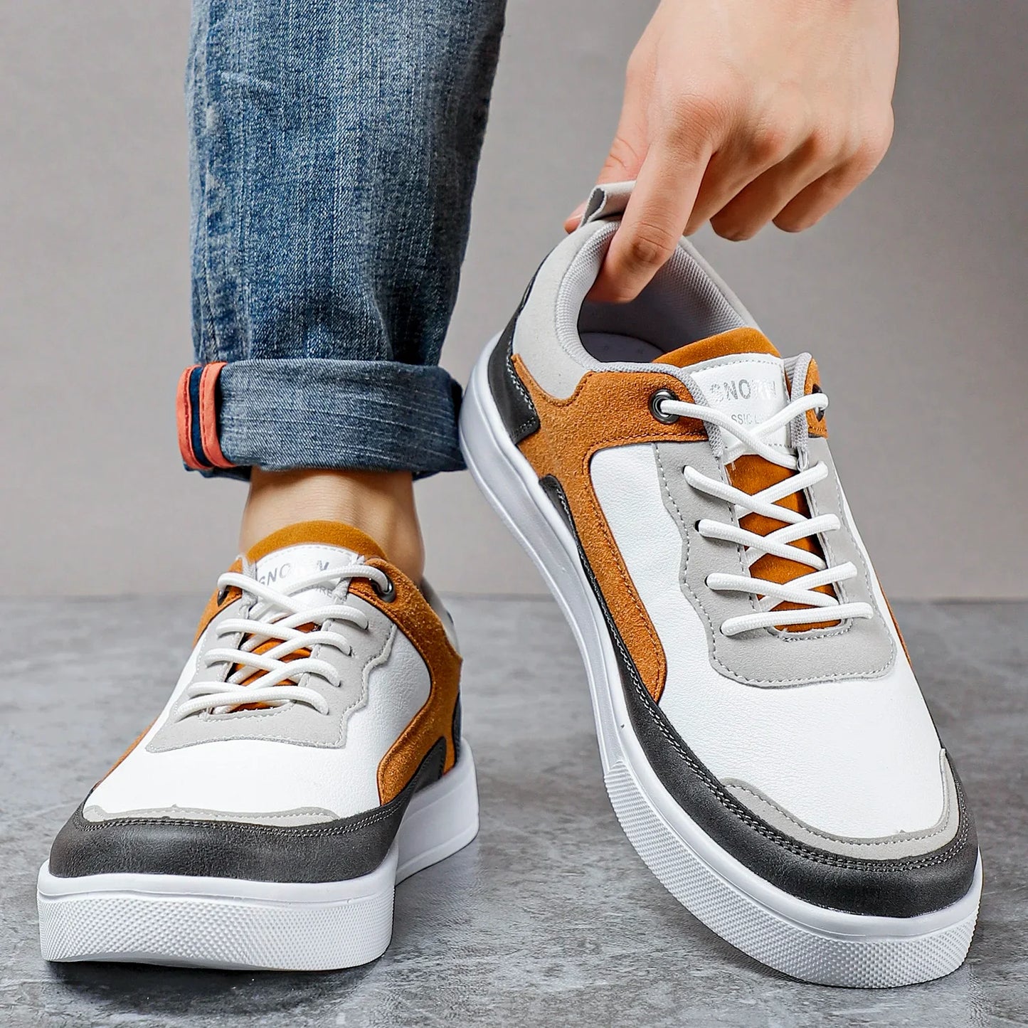 Comfortable men's everyday sneakers with stylish suede accents & practical lace-up closure for casual wear.