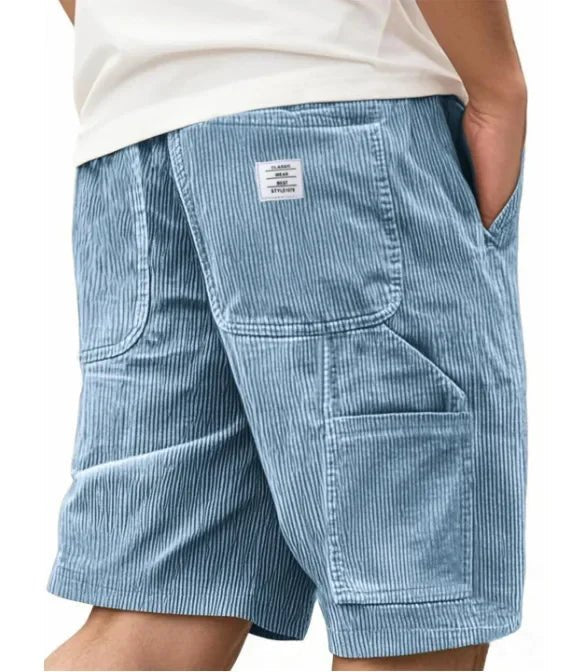 Functional men's textured cargo shorts, combining utility pockets with casual style.