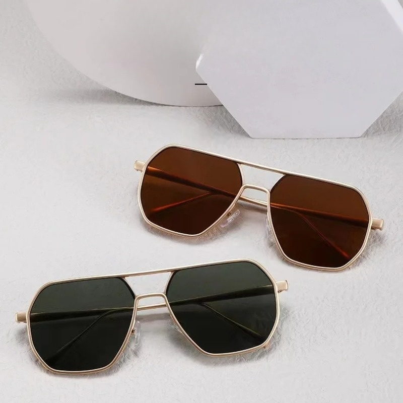 Stylish men's geometric aviator sunglasses, crafted with a durable stainless steel frame. Offers UV400 protection.