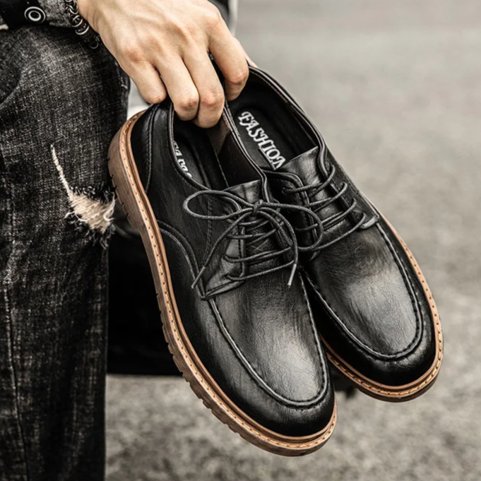 Men's classic black lace-up Derby shoes, ready for formal events or versatile everyday wear. Comfortable and durable.