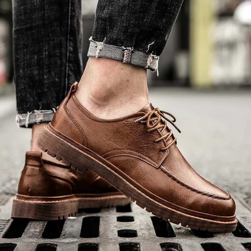Versatile men's black Derby shoes, ideal for both formal business attire and smart casual outfits. Classic lace-up design.