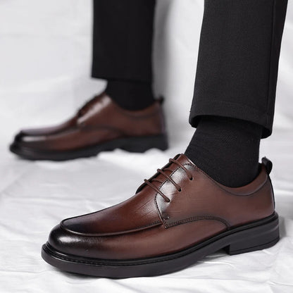 Timeless men's classic oxford dress shoes in black leather, perfect for elegant formal fashion.