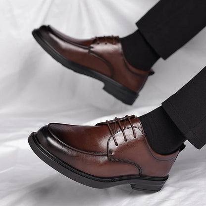 Men's formal lace-up oxford dress shoes, suitable for weddings, business meetings & special events.