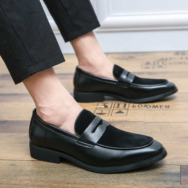 Elegant men's penny loafers, ideal for professional meetings or casual outings. Comfortable black slip-on dress shoes.