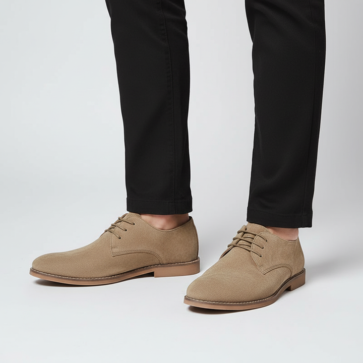 Timeless men's fashion: classic Oxford lace-up shoes for a sophisticated look, suitable for any wardrobe.