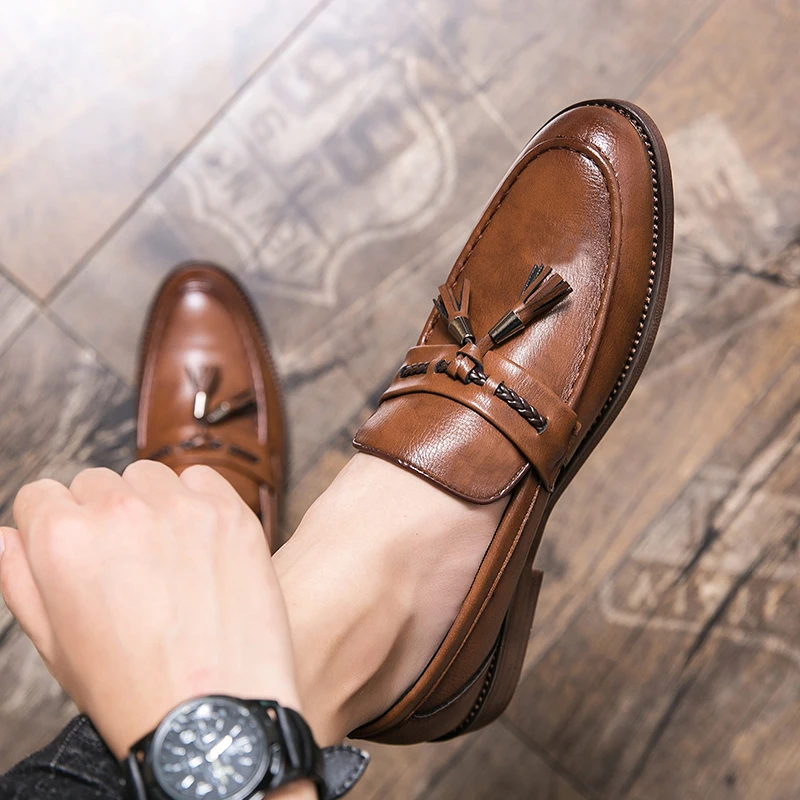 Premium black men's tassel loafers, perfect dress shoes for a sleek and polished ensemble.