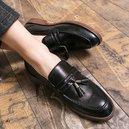 Men's versatile black tassel loafers, sleek dress shoes suitable for any occasion.
