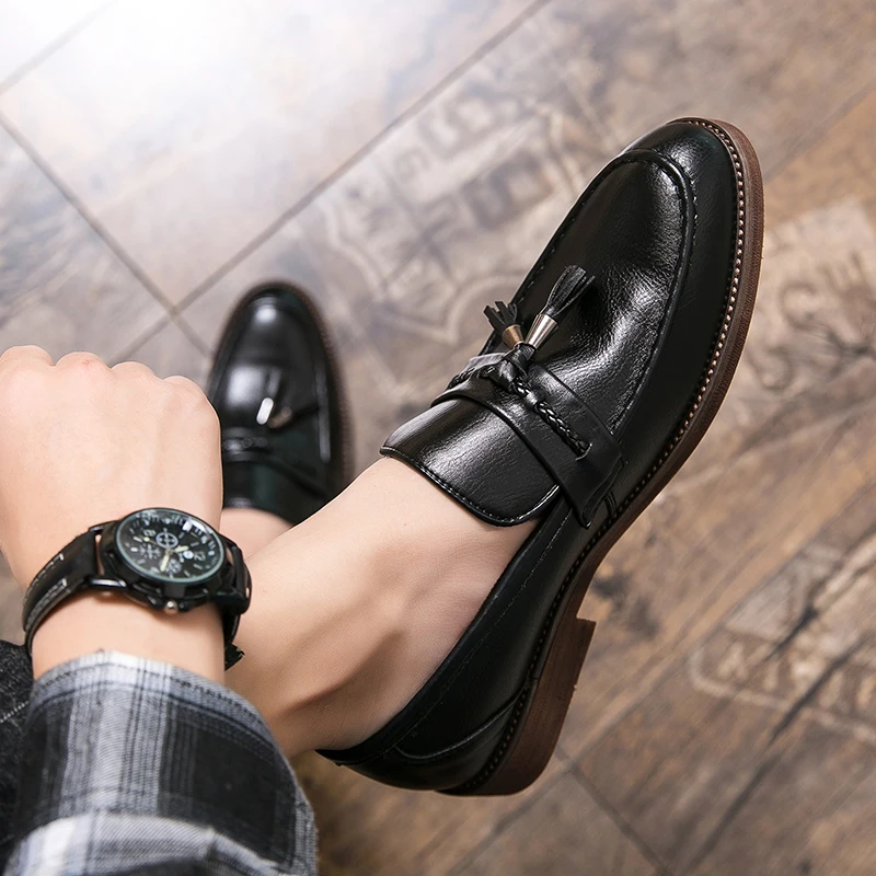 Smart black men's loafers, premium tassel shoes for a refined and comfortable experience.