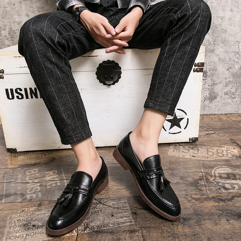 Men's black leather tassel loafers, sophisticated dress shoes perfect for business or leisure.
