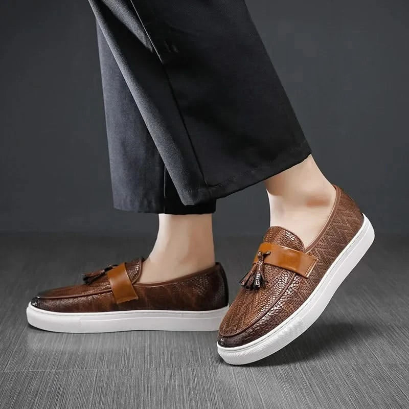 Elegant men's dress loafers with tassels. Premium leather slip-on shoes, ideal for office and formal wear.