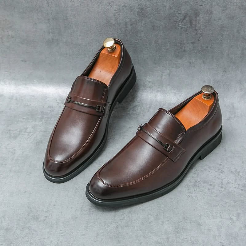 Men's classic brown slip-on loafers, perfect for comfortable everyday style and versatile wear.