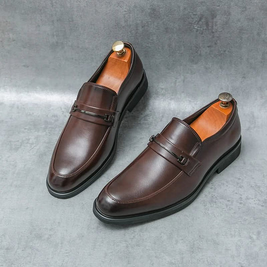 Men's classic brown slip-on loafers, perfect for comfortable everyday style and versatile wear.