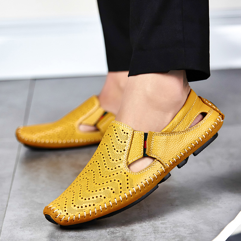 Classic style men's comfort footwear, these everyday sandals offer support and casual elegance.