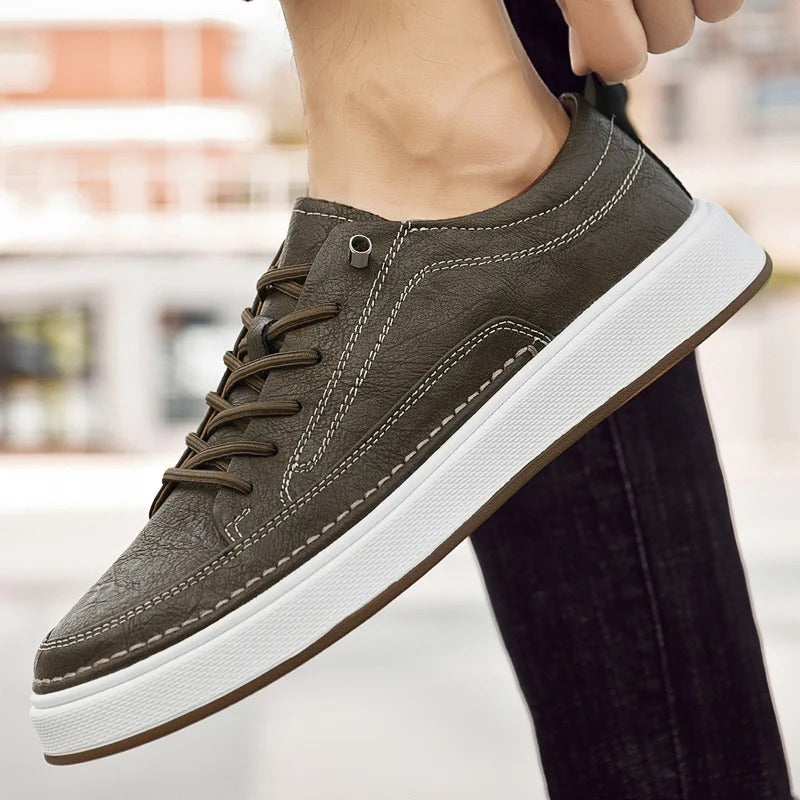 Everyday walking men's sneakers, classic black leather design for comfort & style.