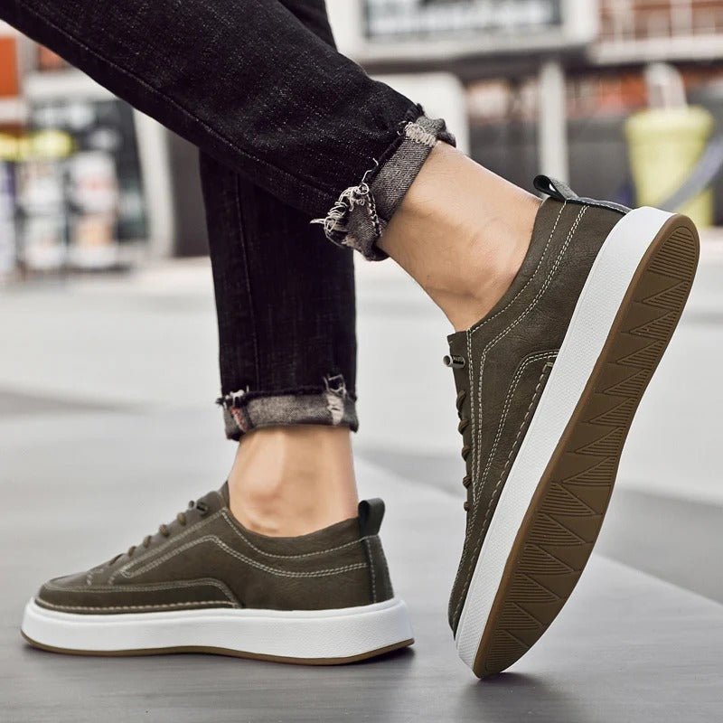 Men's comfortable black cowhide sneakers, classic leather shoes for daily walking.