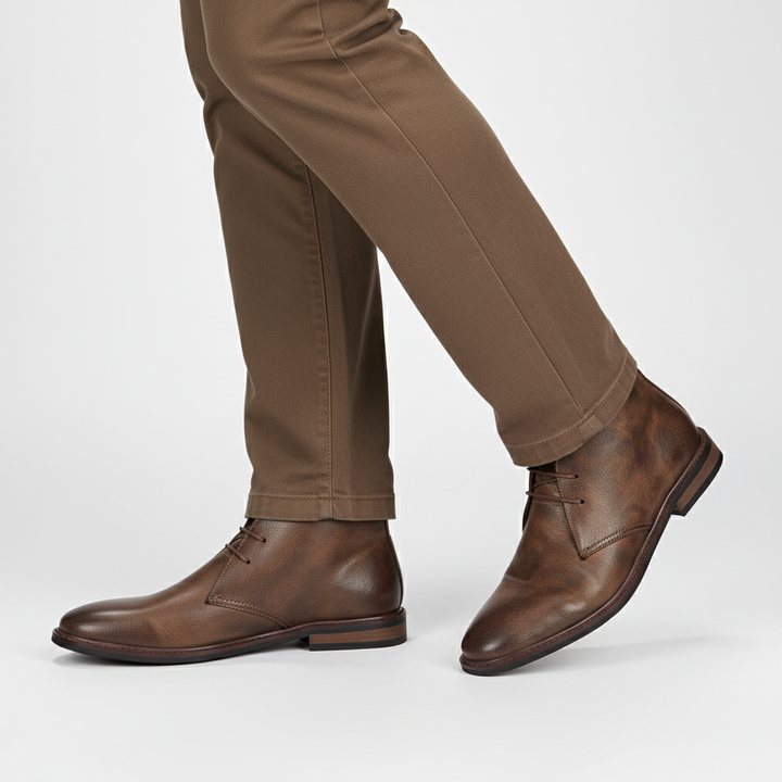 Comfortable men's desert boots with a slip-resistant sole, ideal for all-day wear and timeless gentlemen's fashion.