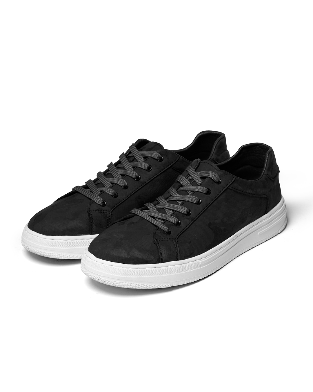 Men's classic leather sneakers. Comfortable, versatile casual footwear for everyday style.