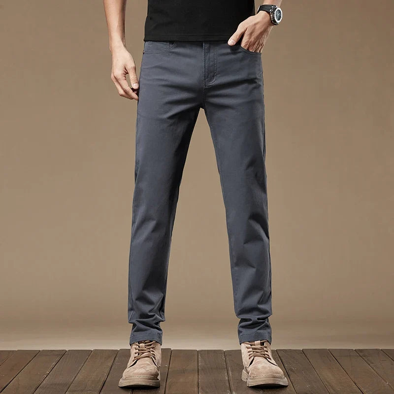 Classic men's straight-leg pants in durable fabric, perfect for versatile everyday wear. Tailored style.