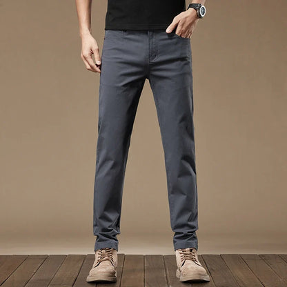 Classic men's straight-leg pants in durable fabric, perfect for versatile everyday wear. Tailored style.