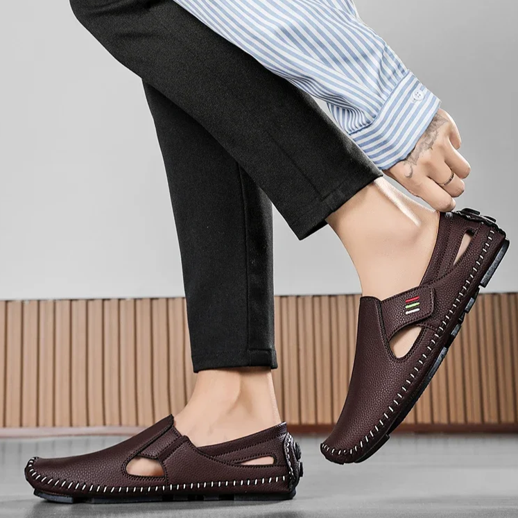 Orthopedic men's sandals with adjustable strap for superior comfort and long-lasting daily wear.