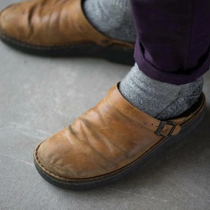 Stylish men's slip-on mules with heel strap, ideal for casual comfort at home or outdoors.