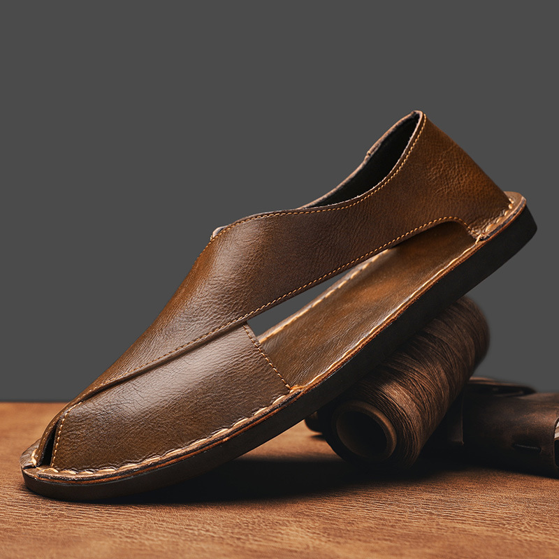 Men's comfortable cross-strap walking sandals, perfect for casual summer wear.