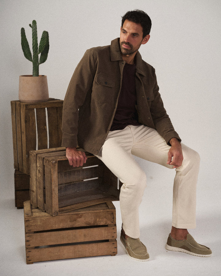 Effortless blue men's canvas slip-on shoes, perfect for easy everyday comfort and casual style.