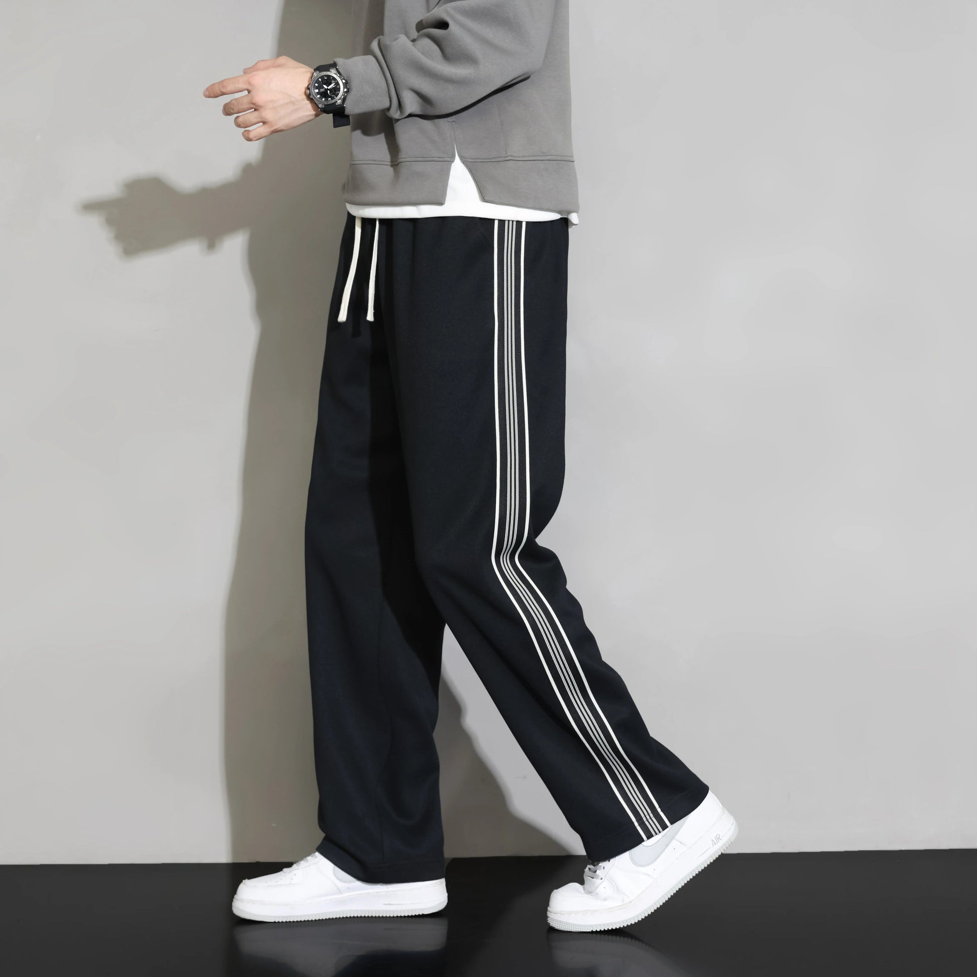 Athletic men's striped joggers for sportswear & casual comfort. Versatile pants for any leisure activity.