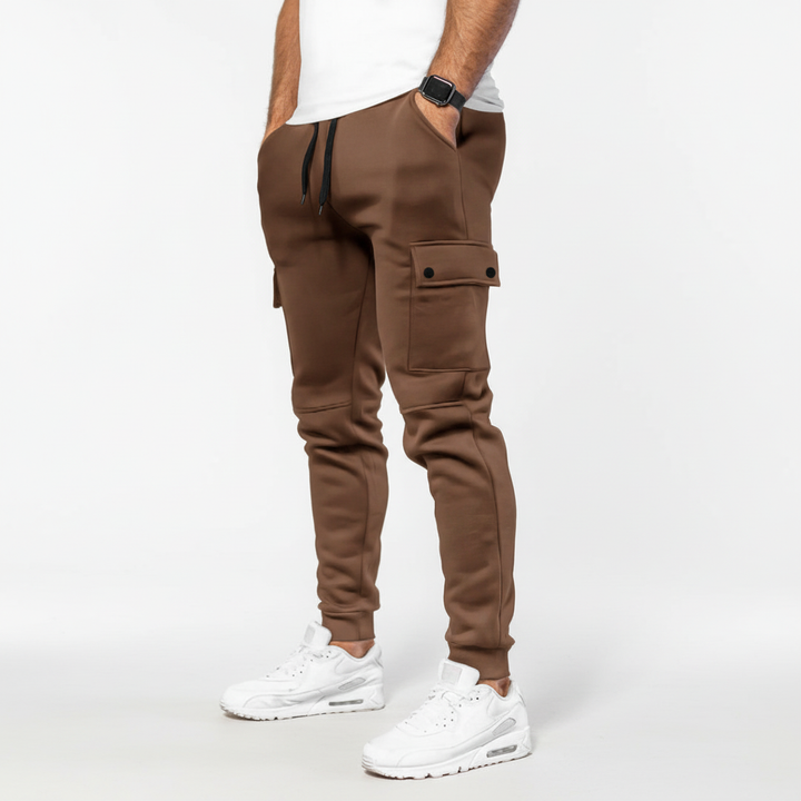 Men's workout gear: practical cropped joggers with secure pocket. Ideal stretch pants for active and athletic men.