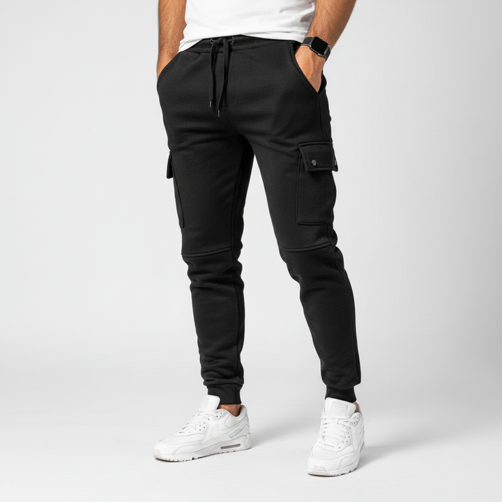 Comfortable men's cropped jogging pants with pocket, essential activewear for a modern, relaxed style.