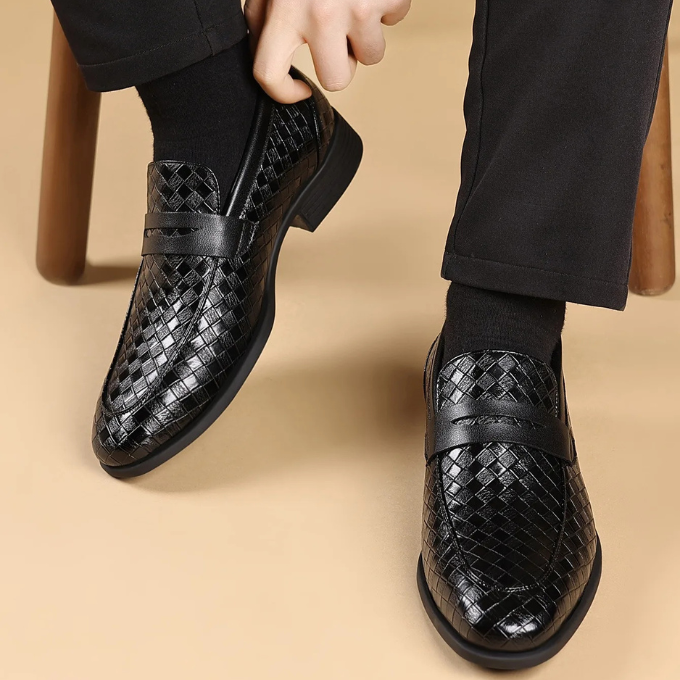 Durable sole of men's Corté woven slip-on loafers, providing comfort and grip for everyday wear.