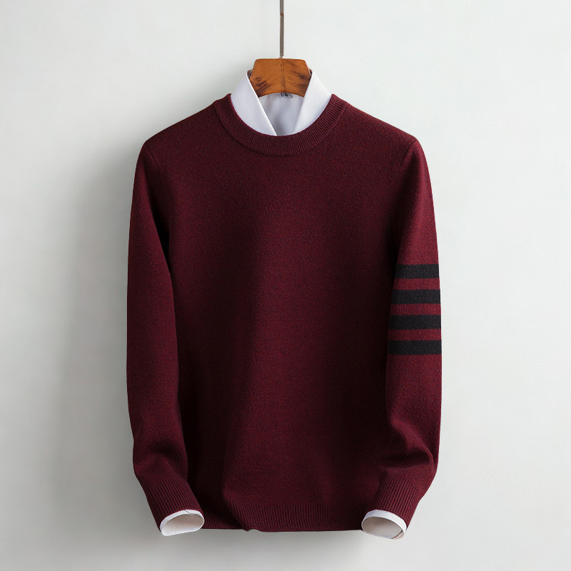 Versatile men's cozy pullover sweater with long sleeves, perfect for casual warmth in fall and winter.