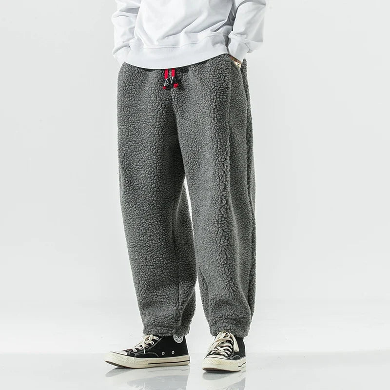 Men's cozy sherpa pants with an elastic waist, designed for maximum comfort and winter warmth.