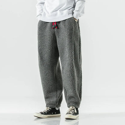 Men's cozy sherpa pants with an elastic waist, designed for maximum comfort and winter warmth.