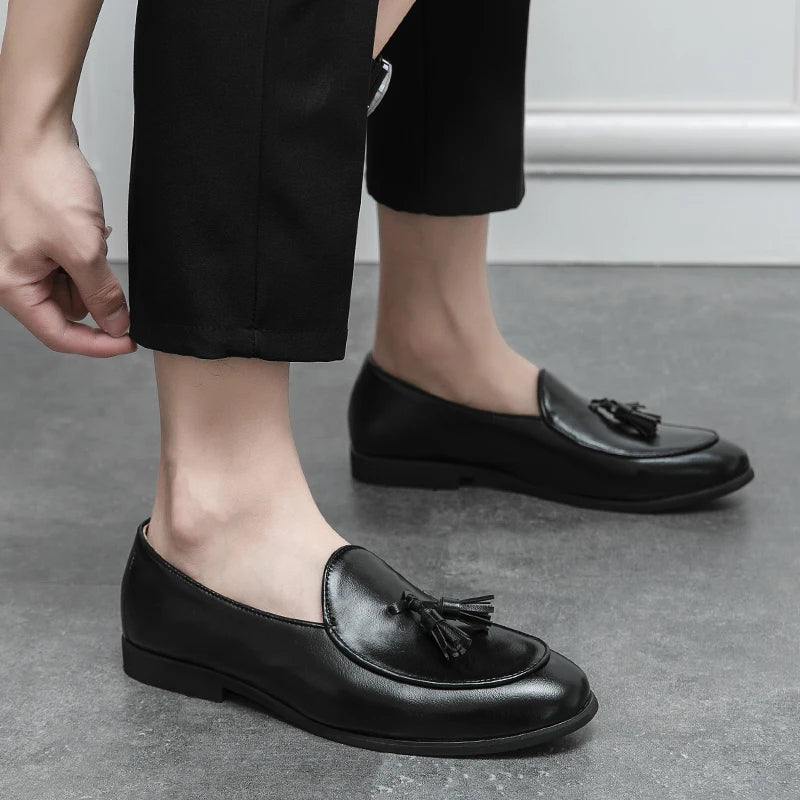 Comfortable men's slip-on loafers, versatile for office or evening, featuring stylish tassels.