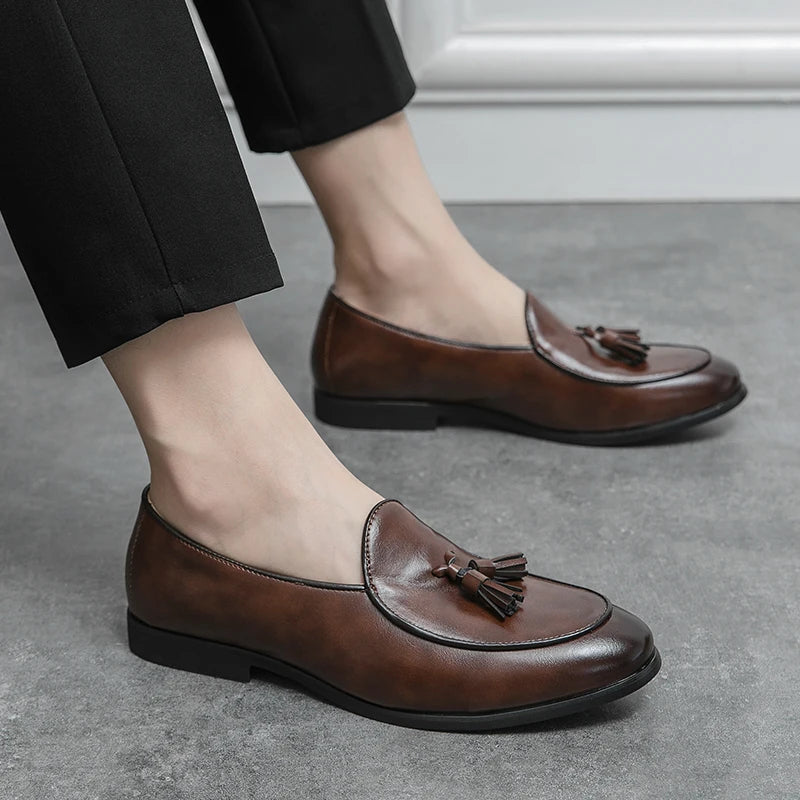 Easy slip-on men's tassel loafers, stylish and comfortable, essential for a refined look.