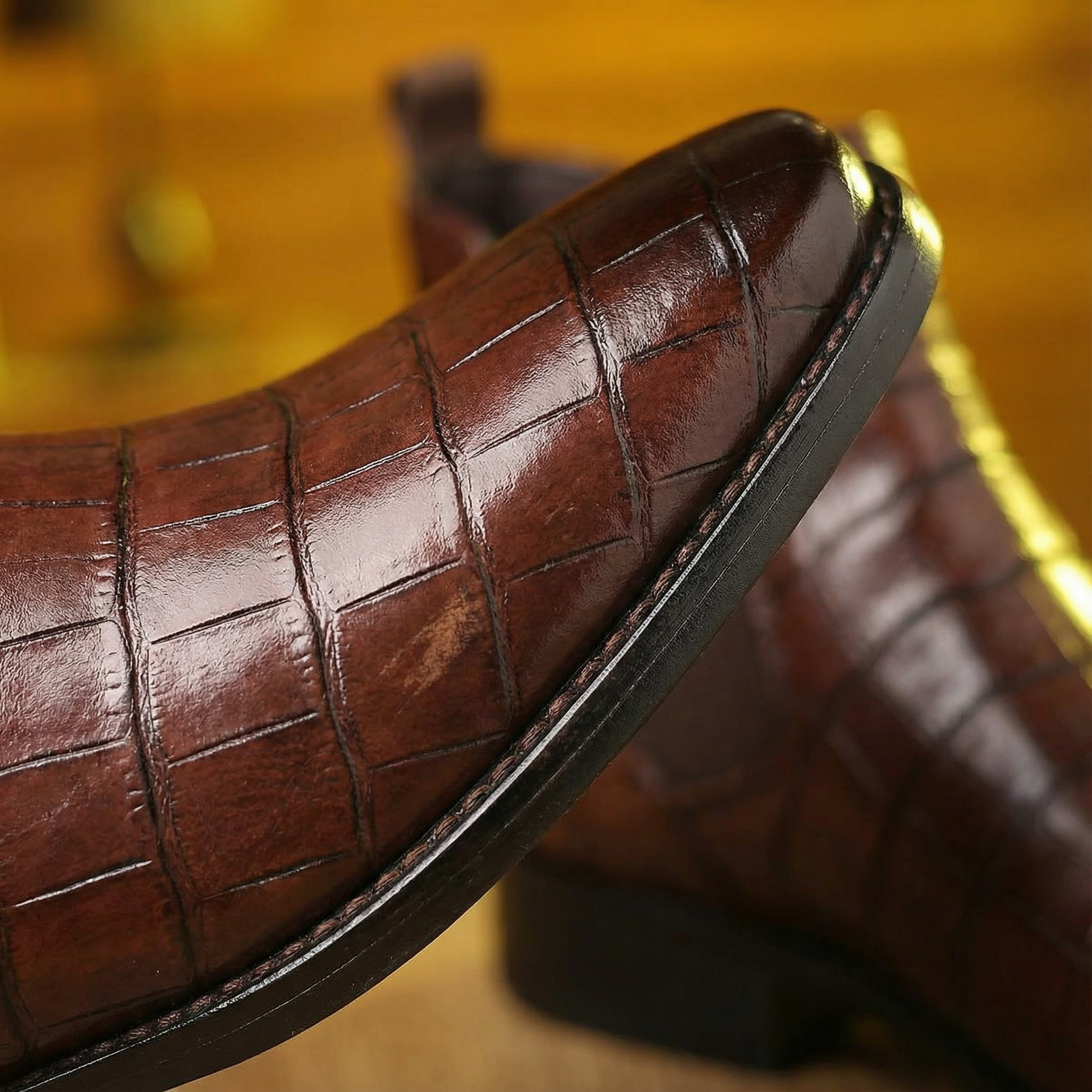 Comfortable men's leather Chelsea boots, featuring easy slip-on design for versatile daily wear.