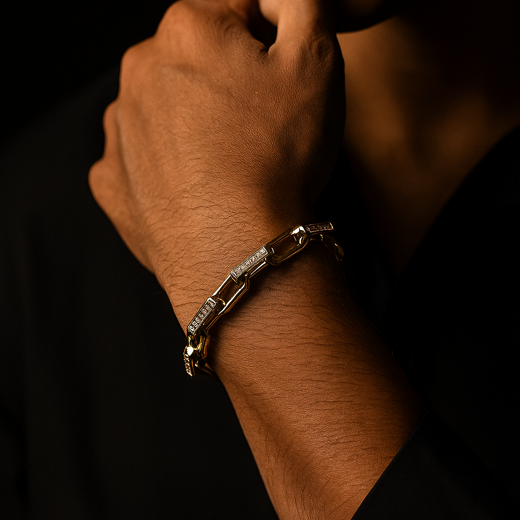 Men's dazzling silver chainlink bracelet, stainless steel, with sparkling zirconia for a bright shine.