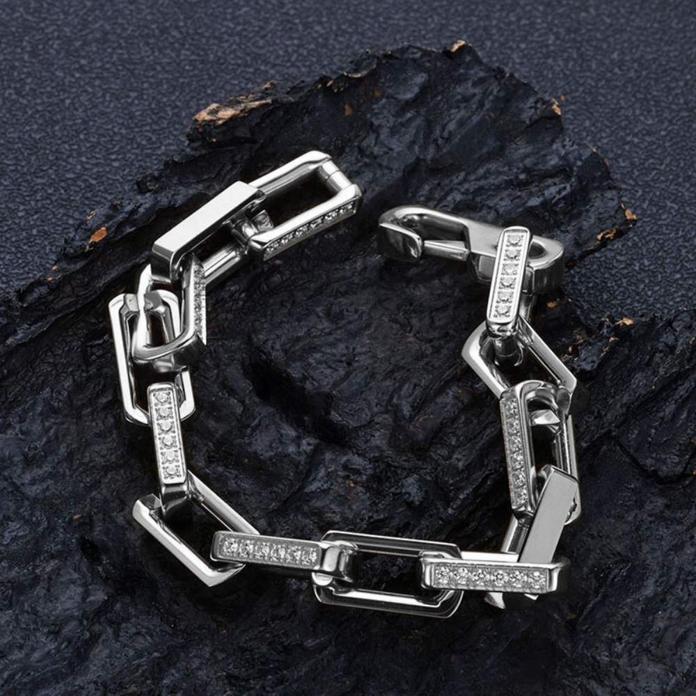 Men's dazzling gold chainlink bracelet, robust stainless steel, featuring brilliant zirconia stones.