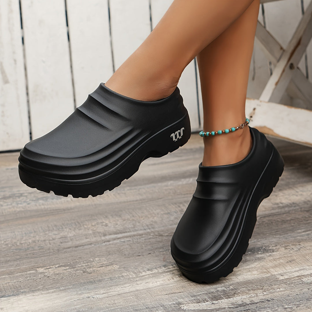Textured chunky sole on men's Douglas slip-on clogs, designed for comfort & grip.