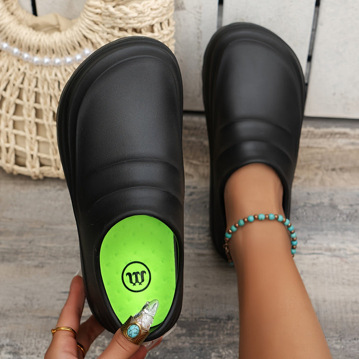 Men's easy-wear garden clogs, slip-on with chunky sole for outdoor comfort.